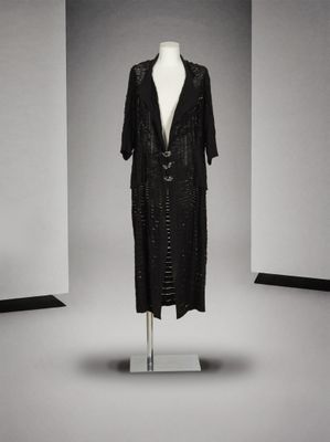 photographie en noir et blanc d'une robe sur un présentoir à mannequin