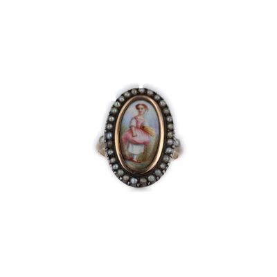 une photo d'une bague sur laquelle figure une ballerine