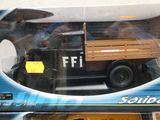 un camion miniature qui se trouve dans une boîte posée sur la table