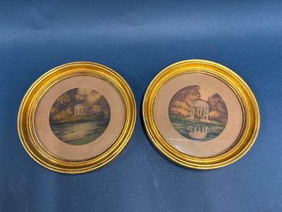 deux photos encadrées représentant un lac et une maison sur fond bleu
