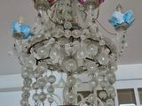 un lustre en verre orné de papillons