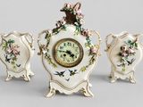 trois horloges posées les unes à côté des autres sur une table