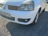 une photo d'une voiture blanche garée sur le bord de la route
