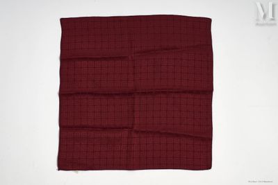 un gros plan d'un morceau de tissu posé sur une surface blanche