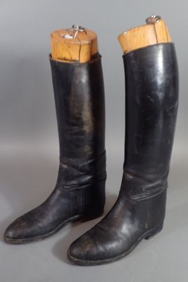 Paire de bottes d'équitation en cuir noir et ses embauchoirs…