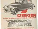 une affiche faisant la promotion d'une voiture garée devant un immeuble