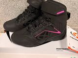une boîte sur laquelle est représentée une paire de chaussures noires et roses