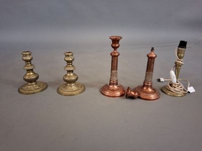 Quatre types de bougies différents sont alignés sur une table