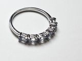 une bague en argent sertie de nombreuses petites pierres