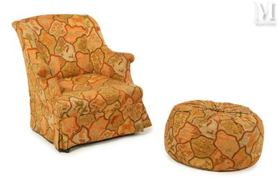 un fauteuil et un pouf placés l'un à côté de l'autre sur une surface blanche