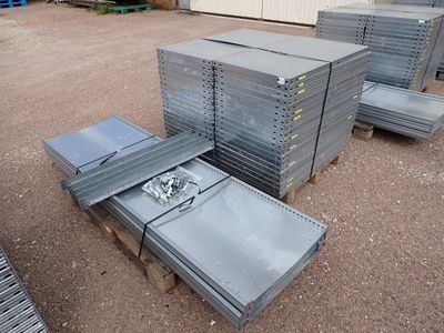de nombreuses piles de tôles d'acier empilées les unes sur les autres