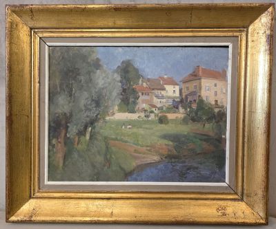 une peinture à l'huile représentant une maison et une rivière, dans un cadre doré