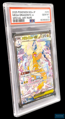 La carte Pokémon se trouve dans un étui en plastique transparent sur fond noir.