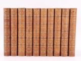 un ensemble de six vieux livres superposés