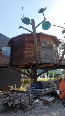 une cabane dans les arbres aménagée sur le flanc d'un immeuble