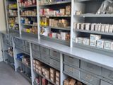 de nombreuses boîtes, les unes à côté des autres, sur les étagères du magasin