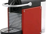 une image représentant une machine à café rouge et noire avec une tasse