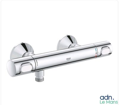 un gros plan d'un robinet de douche sur fond blanc