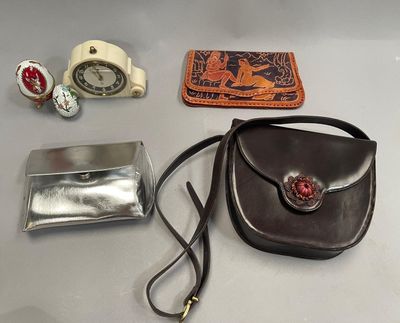 un sac à main et d'autres objets posés sur une table