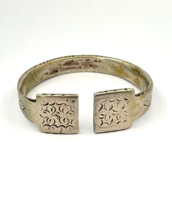 un gros plan d'un bracelet en argent orné de deux carrés