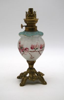 une image représentant un vase blanc et bleu orné de fleurs