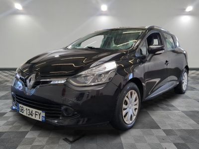 la voiture noire est garée sur un sol en damier dans le garage