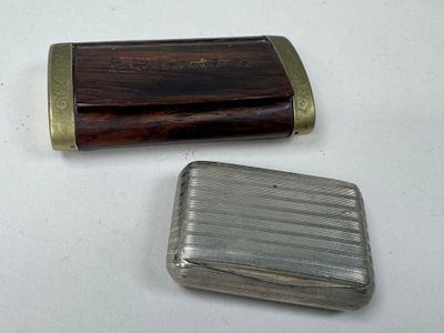 deux briquets posés l'un à côté de l'autre sur une table