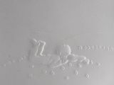 un gros plan d'une assiette blanche sur laquelle figure une inscription