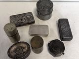 un grand nombre d'objets métalliques posés sur une table