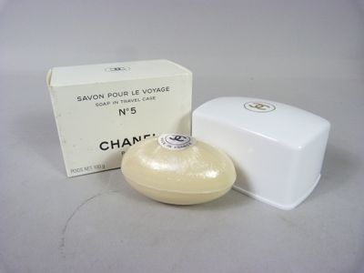 une photo représentant un porte-savon et une boîte de savon posés sur une table