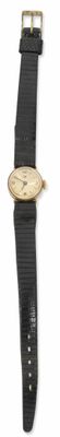 une montre noire avec un bracelet en bois sur fond blanc