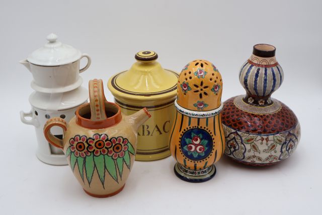 Pot à tabac en faïence, tisanière en porcelaine complète, une che...