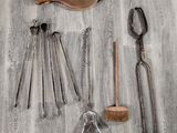 un grand nombre d'outils posés à même le sol