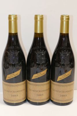 trois bouteilles de vin sont alignées sur une surface blanche