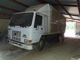 un camion garé dans un garage
