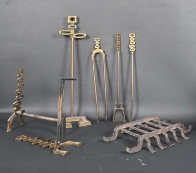 un grand nombre d'outils posés sur une table