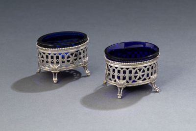 une paire de vases en verre argenté et bleu posés sur une table