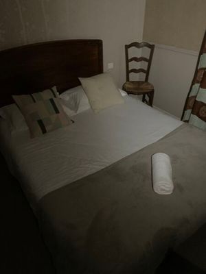un lit recouvert d'une couverture dans une chambre