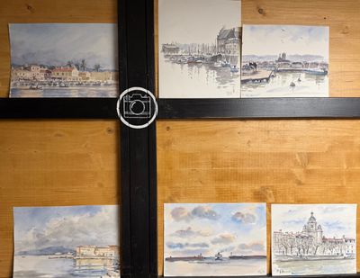 de nombreux tableaux accrochés aux murs de cette pièce
