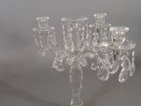 un candélabre en cristal posé sur une table