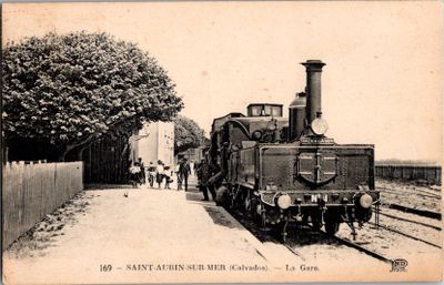 une photo en noir et blanc d'un train sur les rails