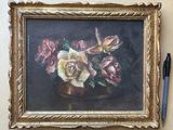 un tableau représentant des roses dans un vase, avec un stylo posé sur la table