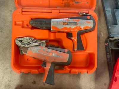 deux outils qui se trouvent dans une boîte à outils