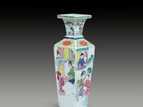 un vase sur lequel figure une photo de personnes