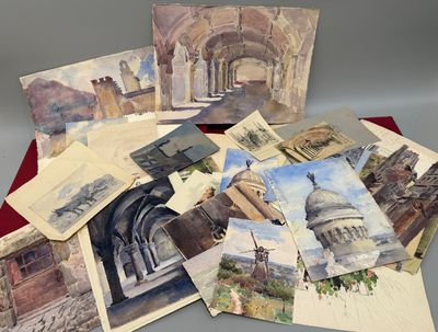 un lot de cartes posées sur une table