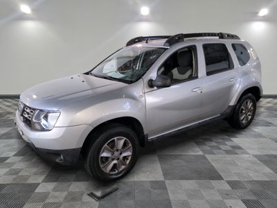 la photo d'une voiture argentée garée dans un garage