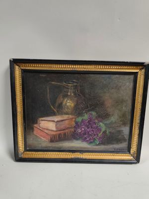 tableau représentant une nature morte avec des livres, un vase et un bouquet de fleurs violettes
