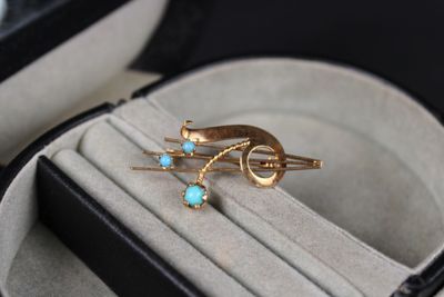une bague en or sertie d'une turquoise