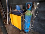 une photo d'un extincteur bleu et jaune dans un garage