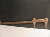 un manche en bois fixé à un tableau noir